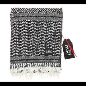DSW New Black and white Blanket Throw